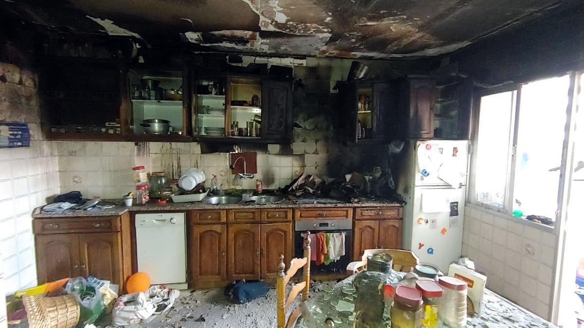 Imagen de cómo quedó la cocina tras el incendio.