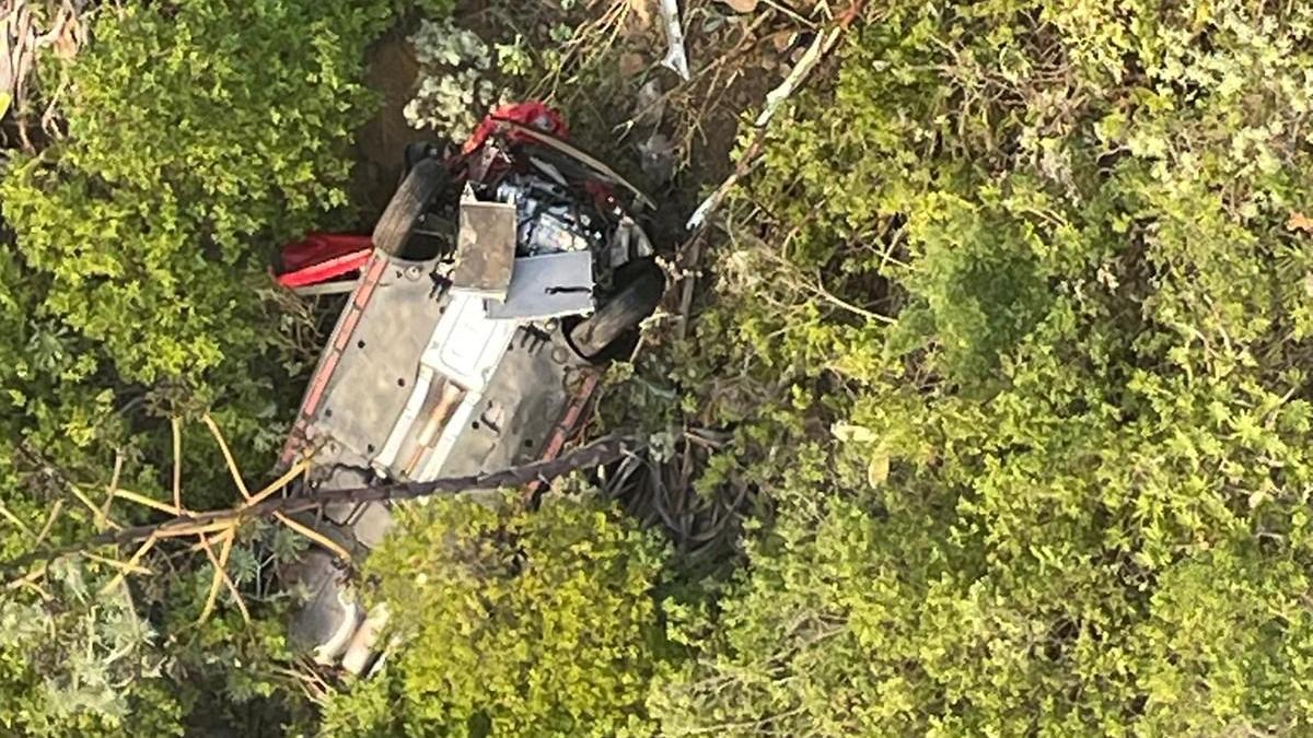 El vehículo accidentado, en el fondo del barranco de Chinamada.