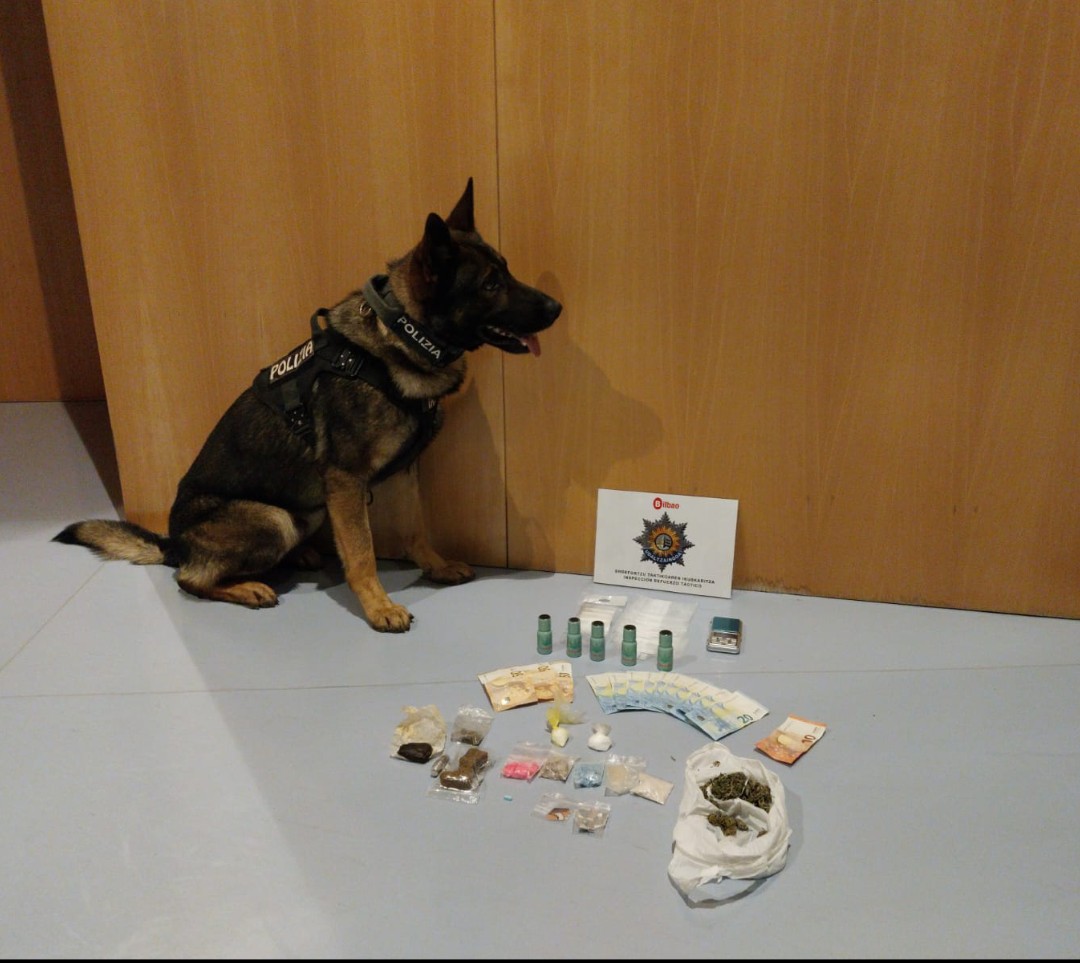 La unidad canina de la Policía Municipal de Bilbao detecta a un hombre con más de una decena de estupefacientes en su mochila