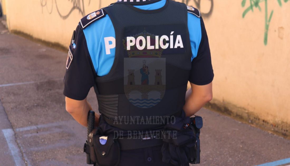 Un agente zamorano fuera de servicio reduce a varias personas que estaban agrediendo a una vigilante de seguridad