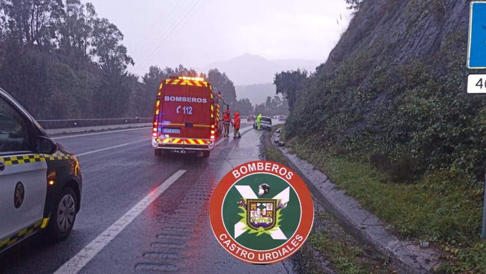 Varios accidentes en la Autovía del Cantábrico: Ocho turismos implicados en el siniestro más aparatoso atendido por los Bomberos de Castro Urdiales