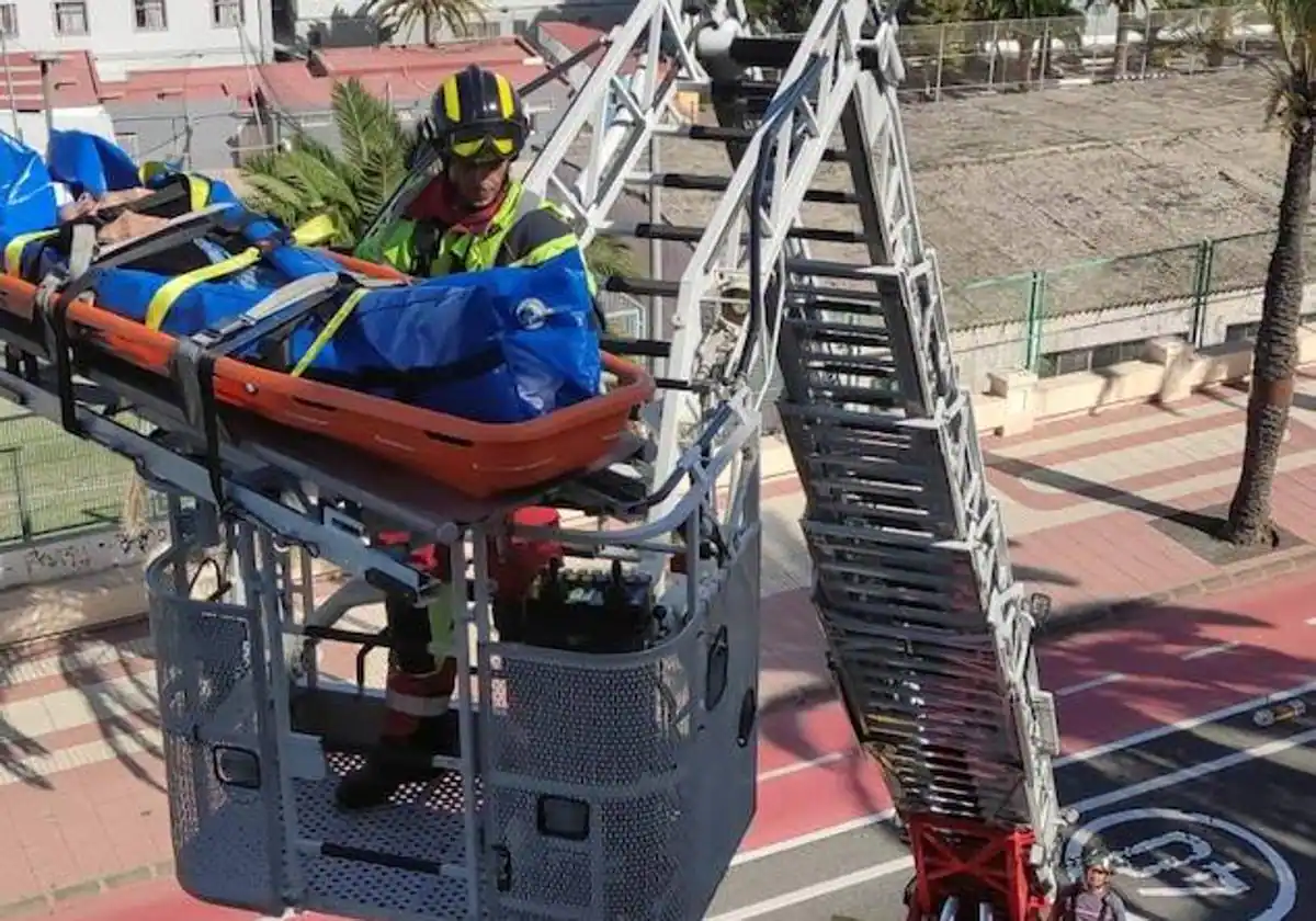 Sorprendente rescate en vehículo escalera de un vecino que se accidentó en su vivienda