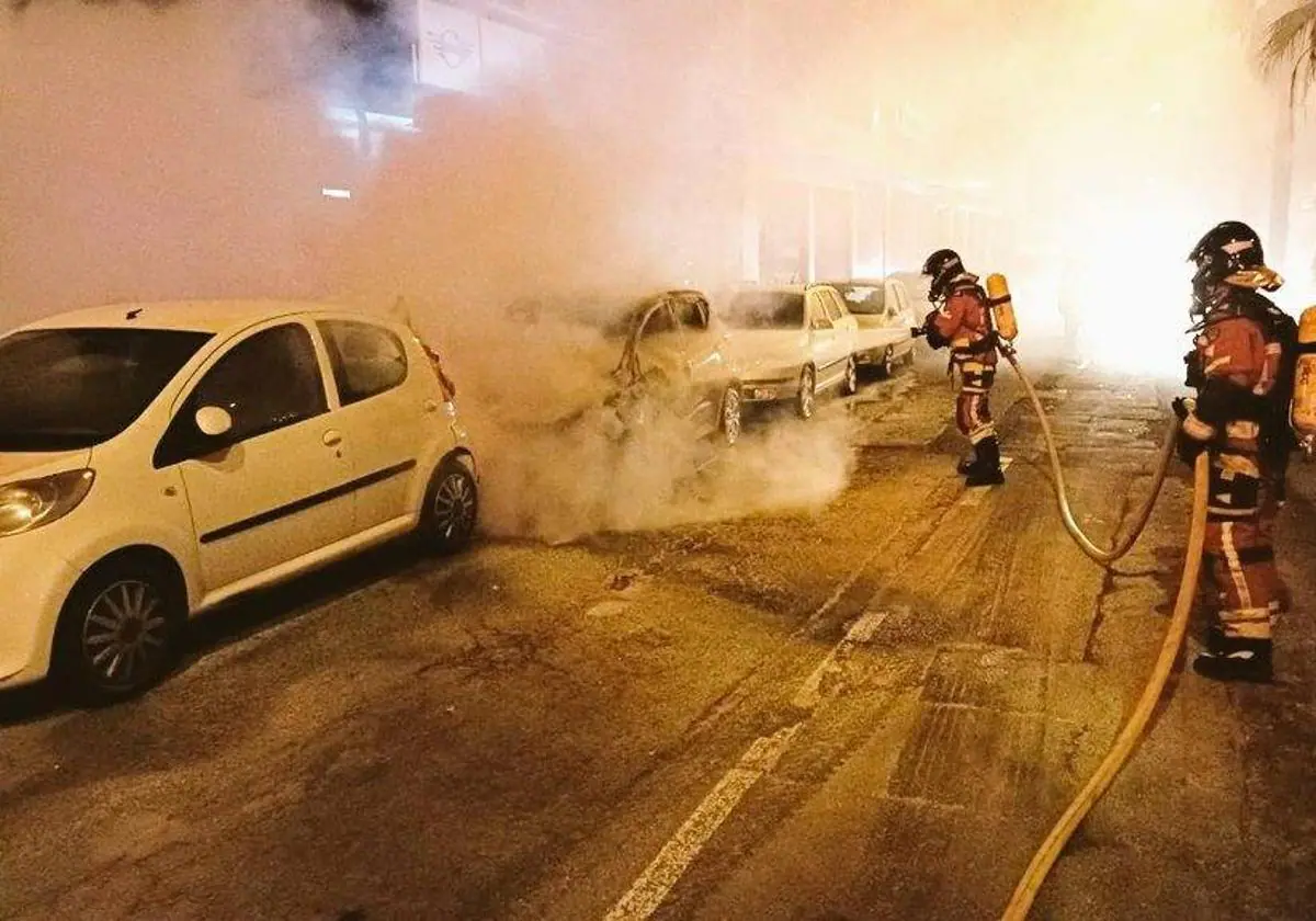 Vehículo arde en llamas en el vecindario de Escaleritas, causando alarma entre los residentes