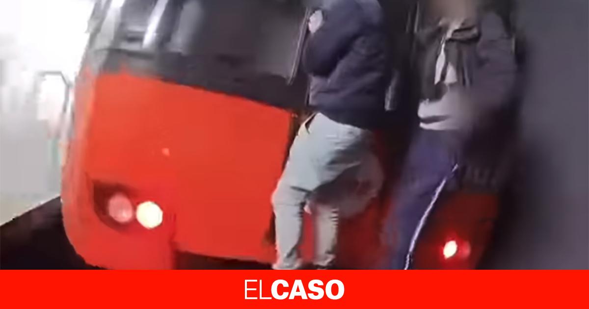 Viral y peligroso vídeo: dos jóvenes se enganchan en un tren del metro de Barcelona a toda velocidad