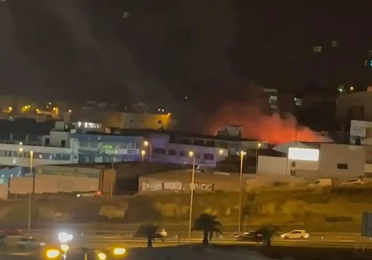 Arde una nave abandonada en Miller bajo