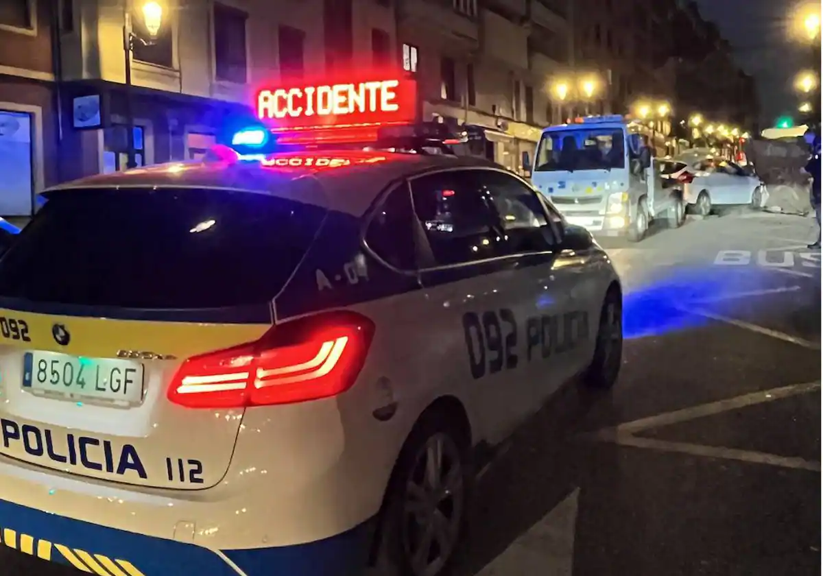 Un coche choca contra un contenedor de obras en Oviedo