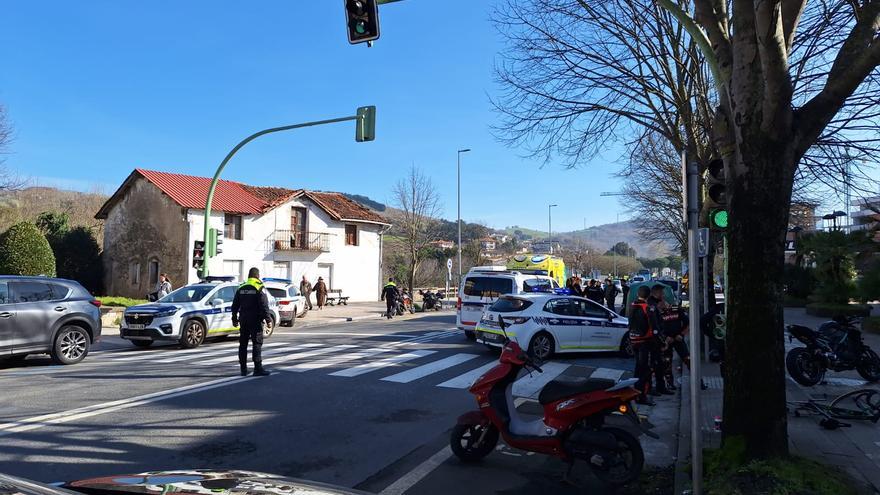 Un motorista arrolla a una grupeta de ciclistas en Zarautz