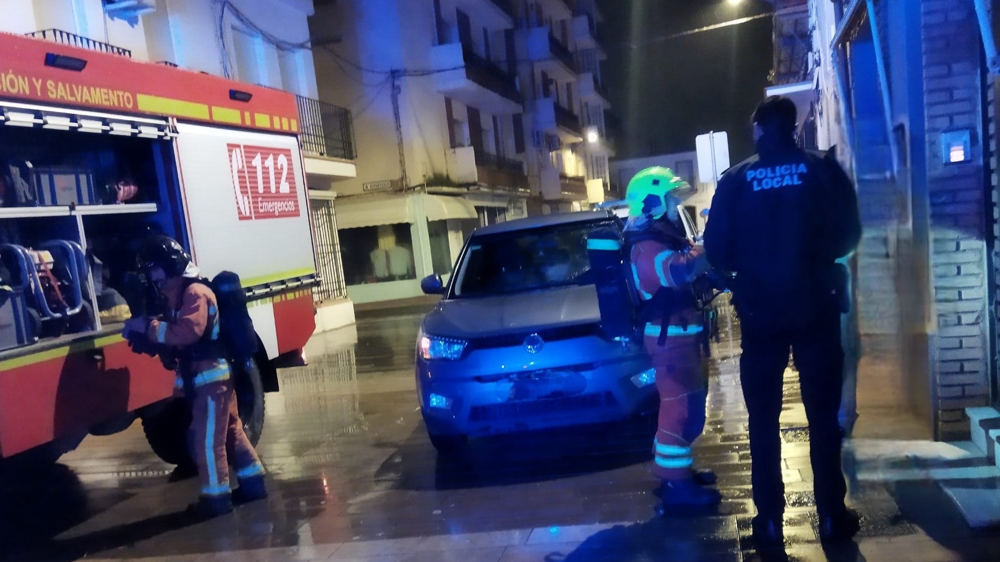 Cuatro personas intoxicadas con humo tras el incendio de su vivienda en San Juan del Puerto