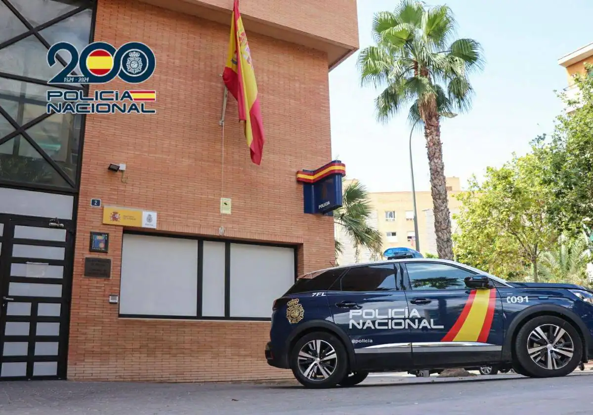 Sorprende a unos ladrones cuando sacaban sus pertenencias de la casa en Alicante