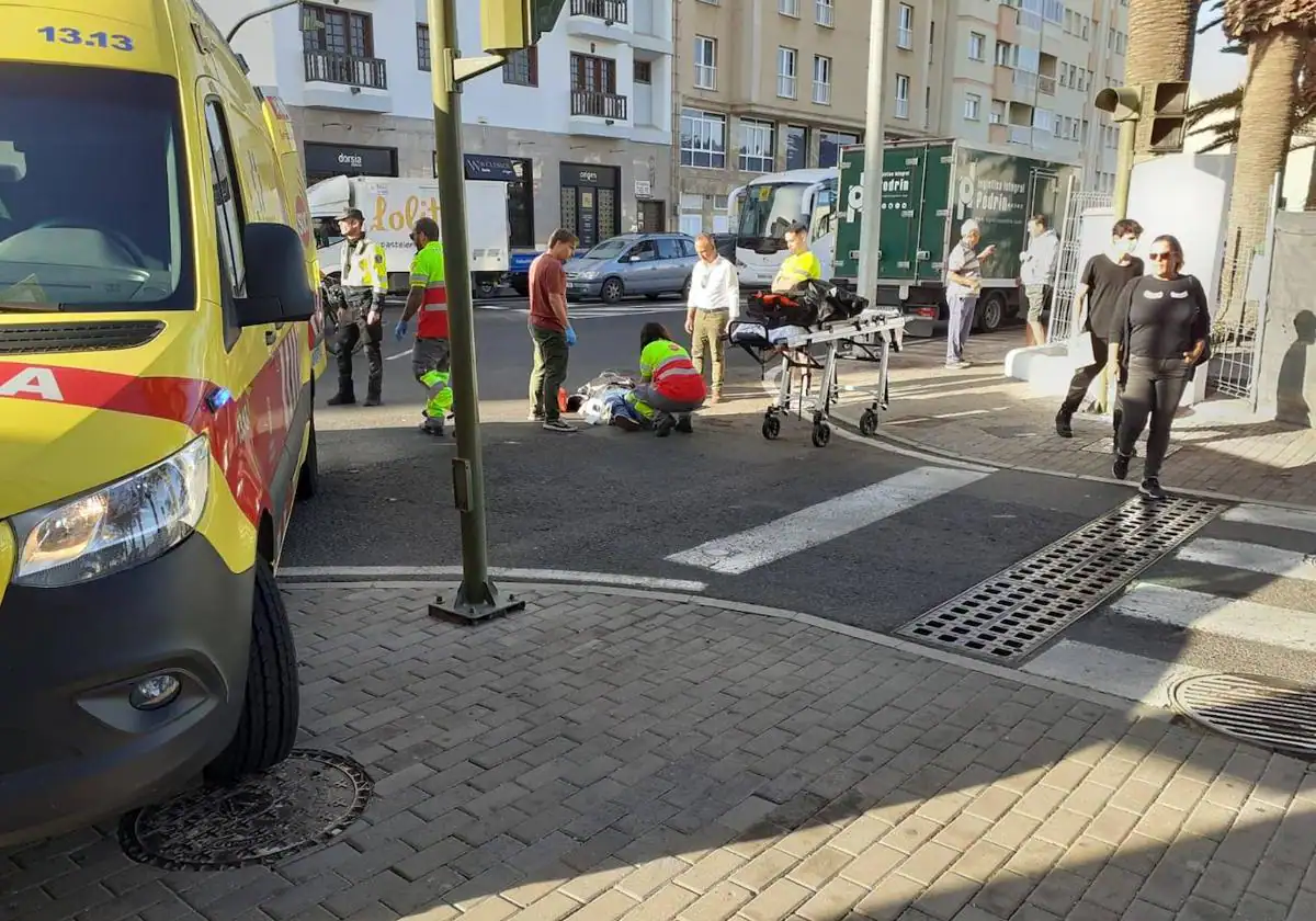 Accidente vial en Arrecife: Motociclista resulta herido tras colisión con un furgón de reparto en zona sin semáforos