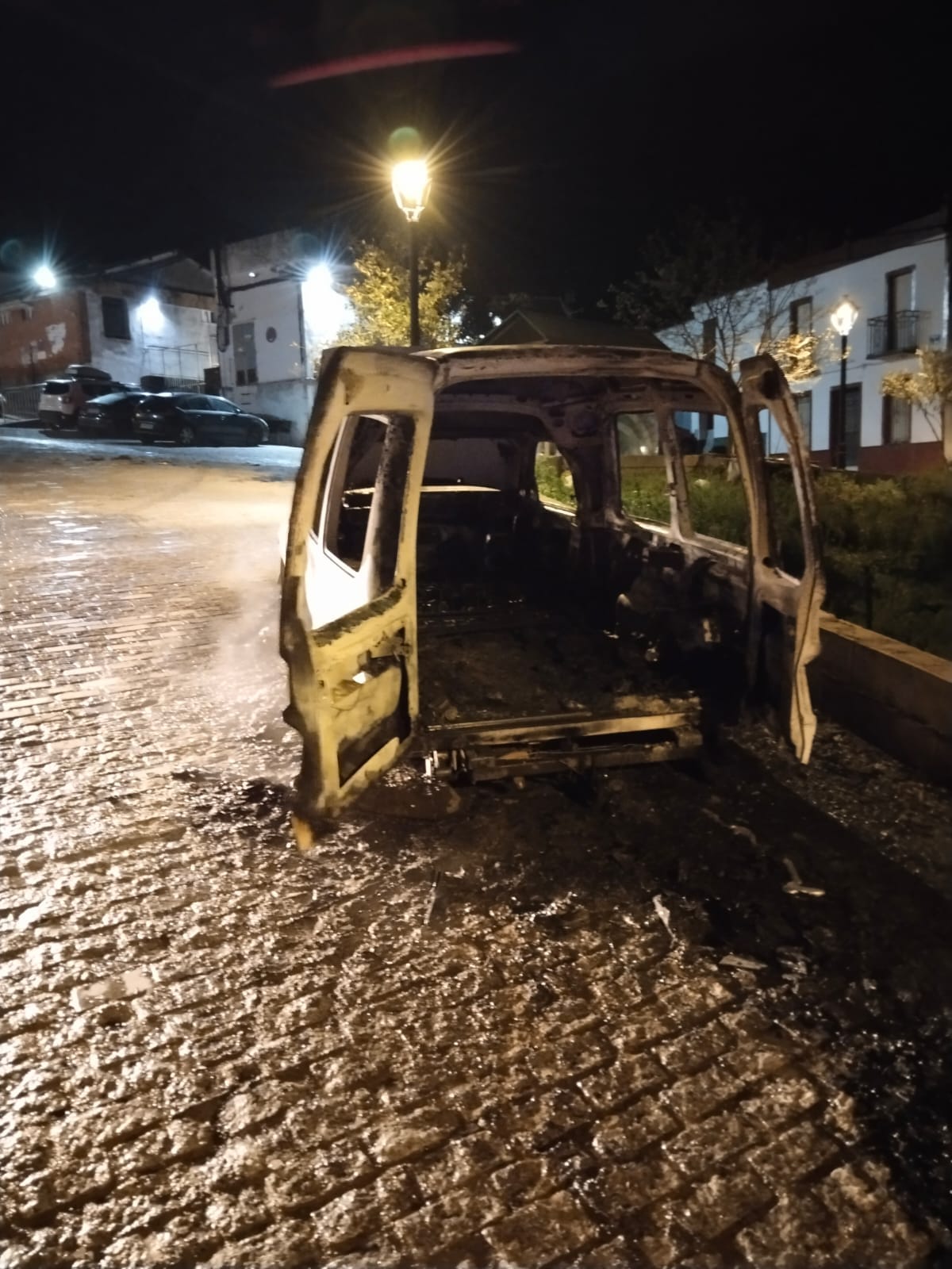 Estado en el que quedó el coche. Foto: Bomberos del Consorcio