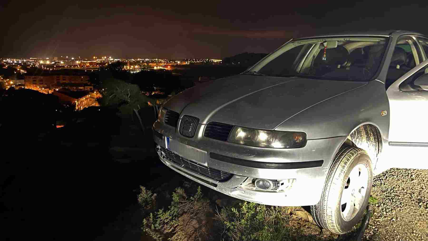 Increíble accidente en Navarra: con las ruedas colgando y al borde de un cortado de 12 metros