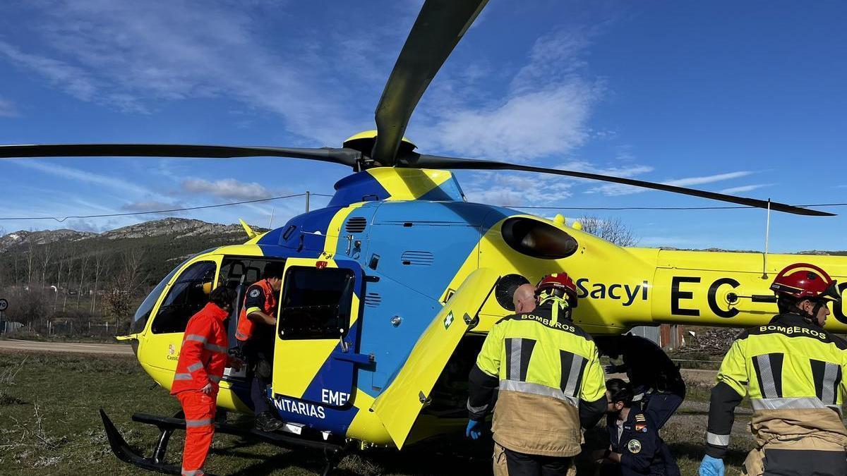 Helicóptero sanitario que acudió al operativo por el accidente de tráfico en Torneros de la Valdería.