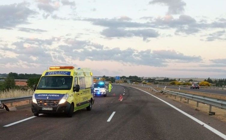 Accidente en la A-52 deja un herido tras colisión entre camión y Porsche Cayenne