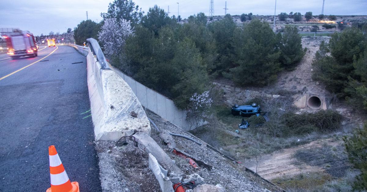 Heridos al caer con su coche por un terraplén de 10 metros en Cervera