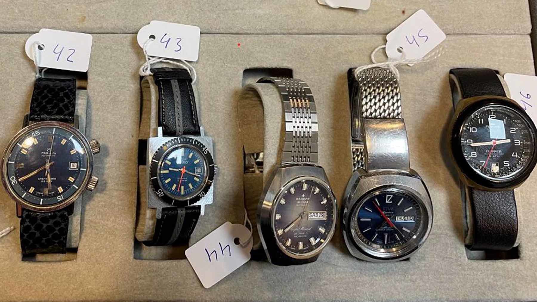 Agentes de la Policía Nacional de Navarra devuelven 58 relojes que iban a ser vendidos a su legítimo dueño