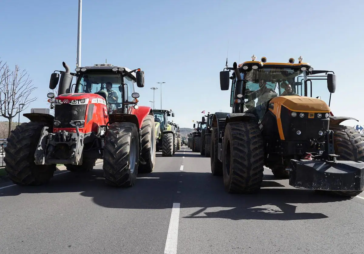 Agricultores portugueses cortan con tractores la frontera con Salamanca