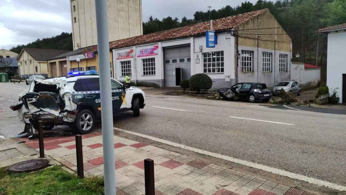 Tres guardias civiles, heridos leves tras ser arrollados por camión en El Burgo