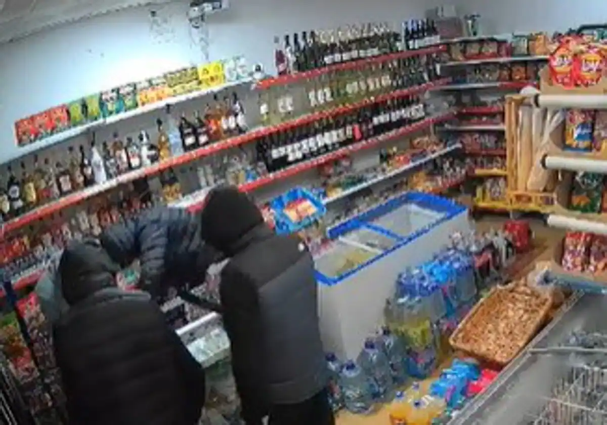 Aterradora escena en Benalmádena: Impenitentes atracadores amenazan con un machete y prometen muerte en intento de robo a tienda