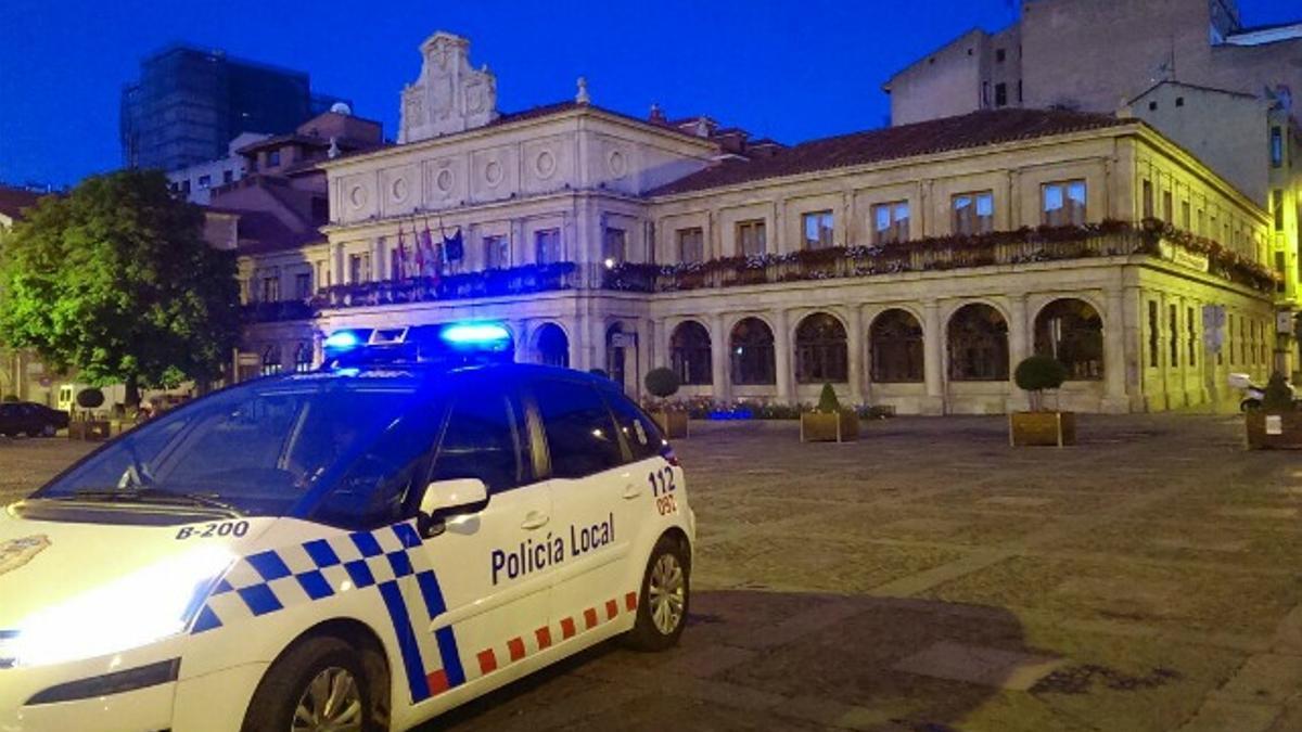 Patrulla de la Policía Local en el centro de León, archivo.