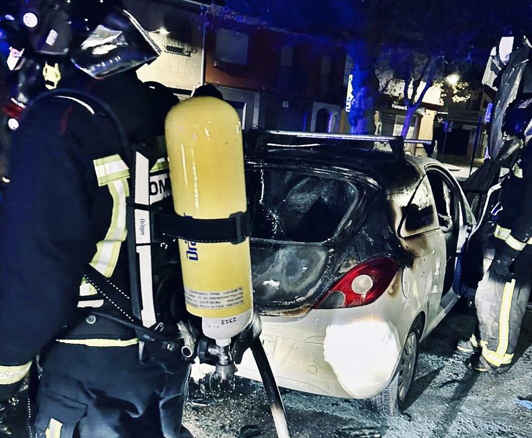 Arde de madrugada un turismo con varias baterías en el maletero