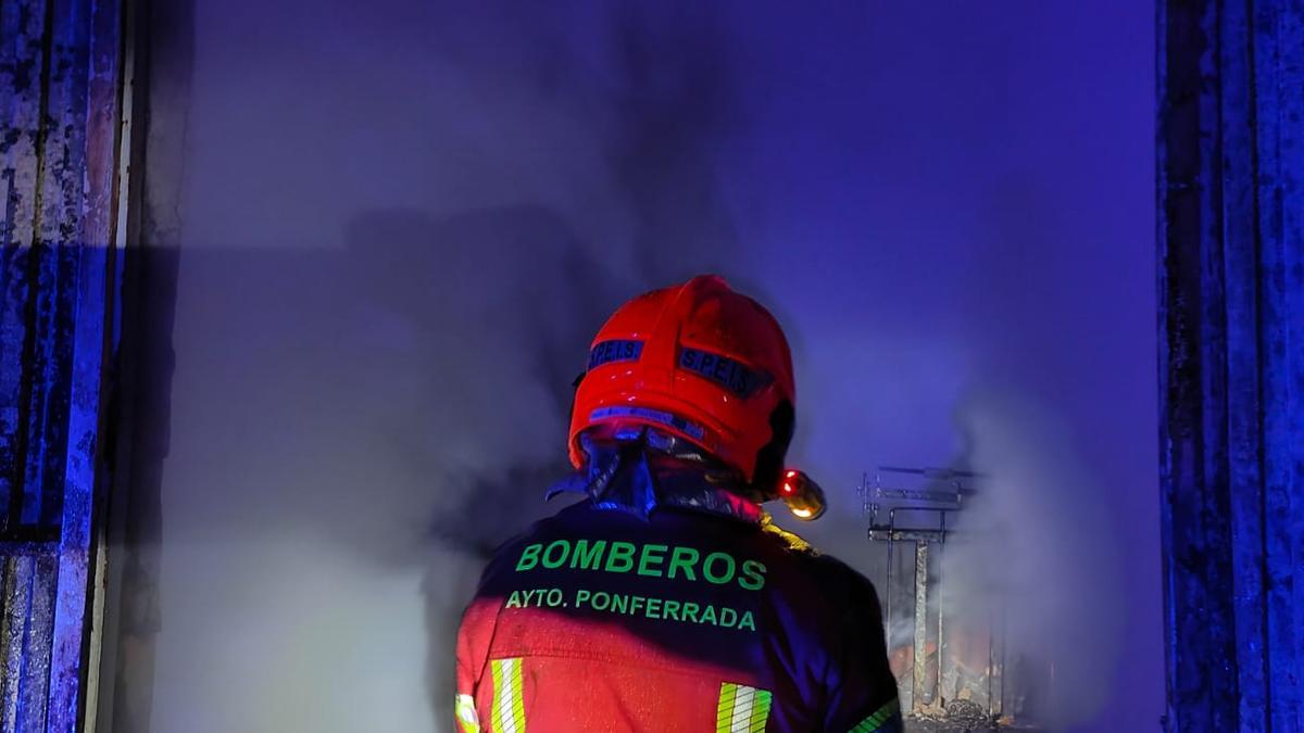 Bomberos de Ponferrada en el incendio de una nave en Valtuille de Arriba.