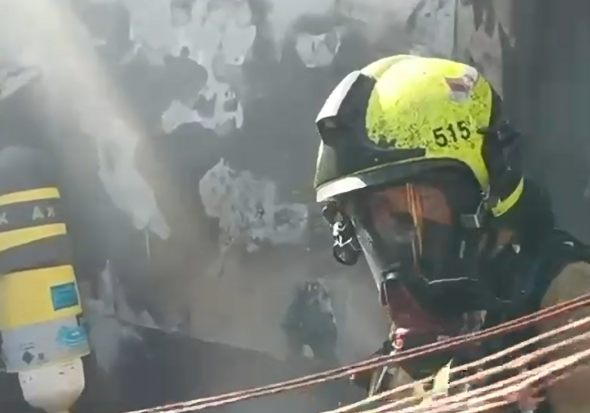 Bomberos del Consorcio Provincial de Alicante sofocan incendio en un chalet adosado en La Marina sin heridos pero con grandes daños