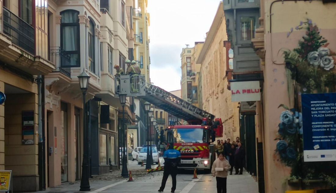 Cortada una céntrica calle de Zamora por la caída de cascotes