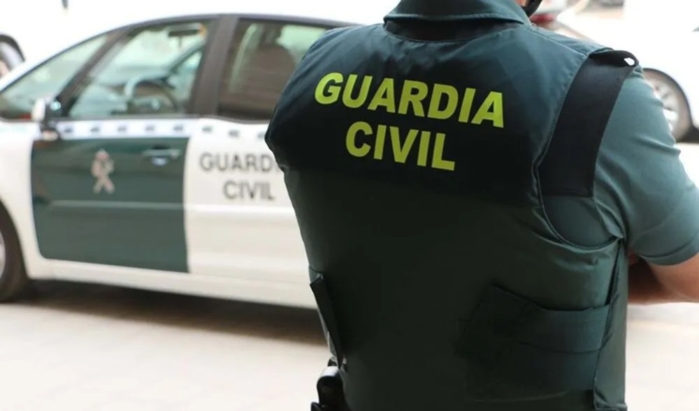 Camión articulado vuelca en la A-62 a la altura de Torquemada, sin heridos pero con importantes daños materiales