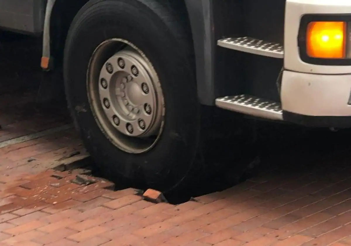 Un camión hunde el pavimento de una zona del paseo de Las Canteras