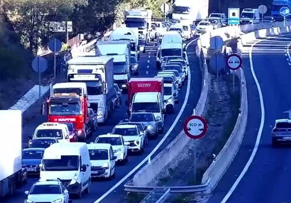 Dos accidentes con varios turismos y un autobús implicados provoca retenciones en la A-45