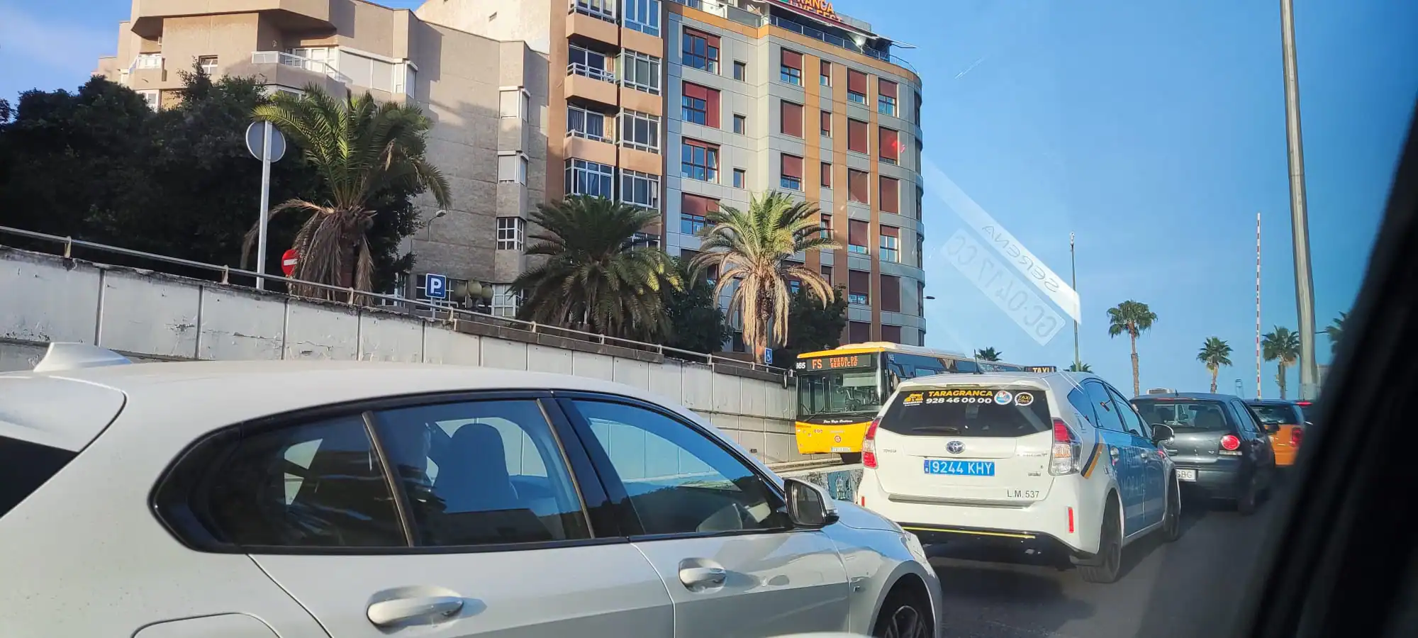 El accidente de una guagua atasca Julio Luengo