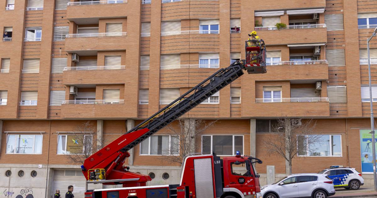 Cascotes caen al suelo en el barrio del Secà de Sant Pere: Intervienen Bomberos y Guardia Urbana para evitar un nuevo incidente