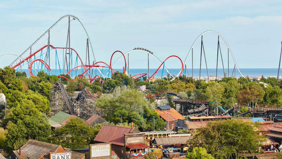 Catorce heridos, dos críticos, al caer un árbol por el viento en una atracción de PortAventura