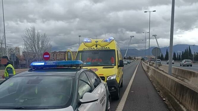 Choque entre moto y coche en la Circunvalación de Granada deja una persona herida