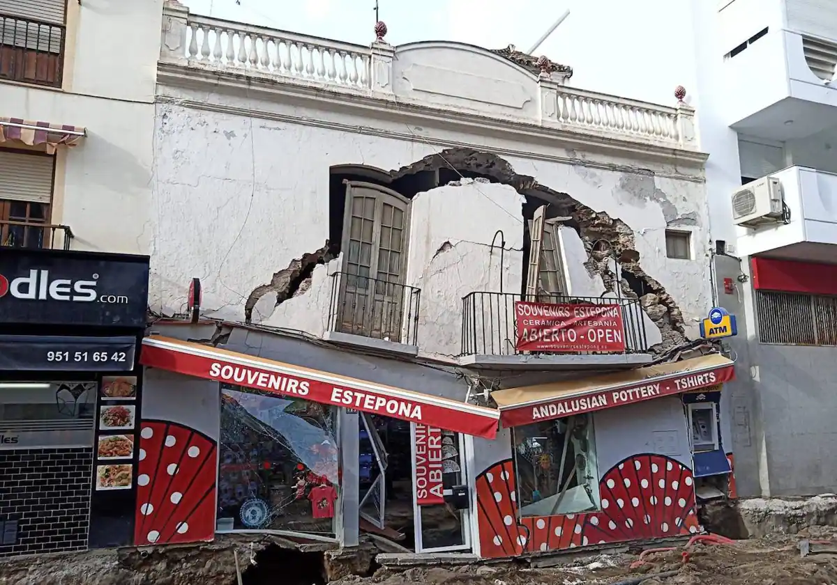 Un edificio se desploma en Estepona durante las obras de mejora de saneamiento