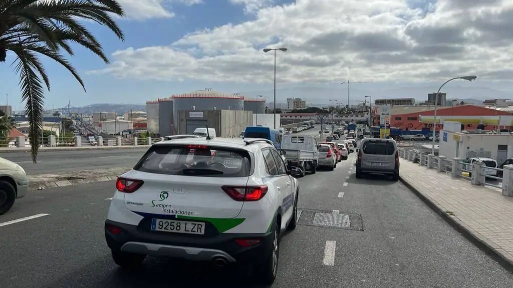 Una colisión de cuatro vehículos en la Avenida Marítima provoca colas kilométricas