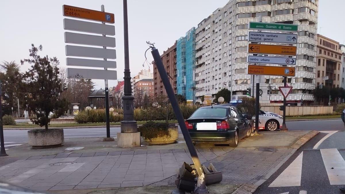 Conductor bajo los efectos del alcohol protagoniza aparatoso accidente en el centro de León