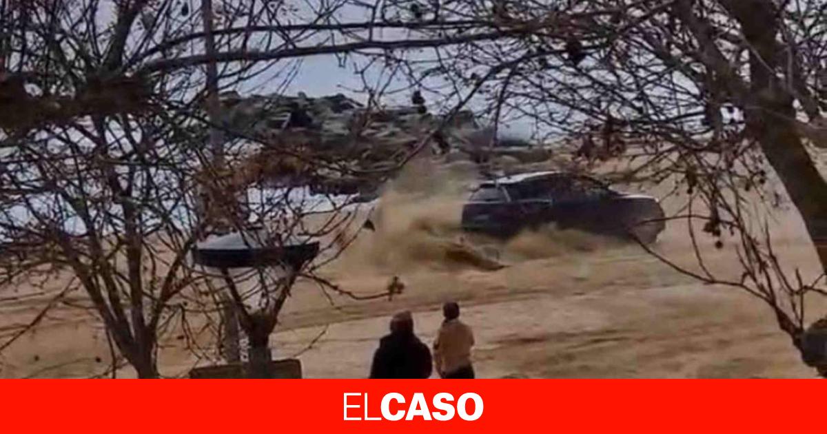 Un conductor bebido se monta su propio rally en la playa de Palamós haciendo trompos en la arena | VÍDEO