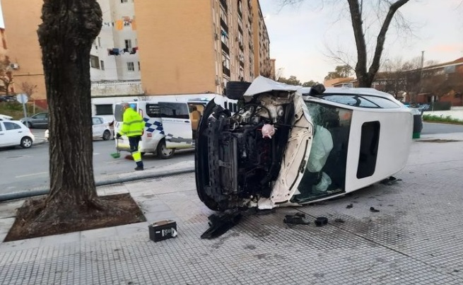 Conductor investigado tras accidente en Huelva por alcoholemia: vuelco de vehículo en la barriada de Santa Marta