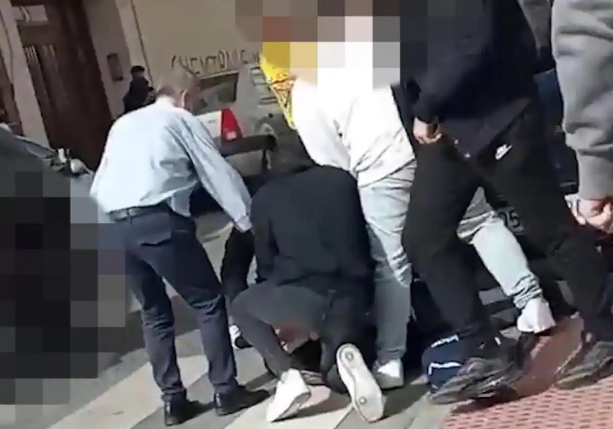 Cuatro jóvenes enfrentan juicio por brutal agresión a menor con puño americano a la salida de un instituto en Málaga