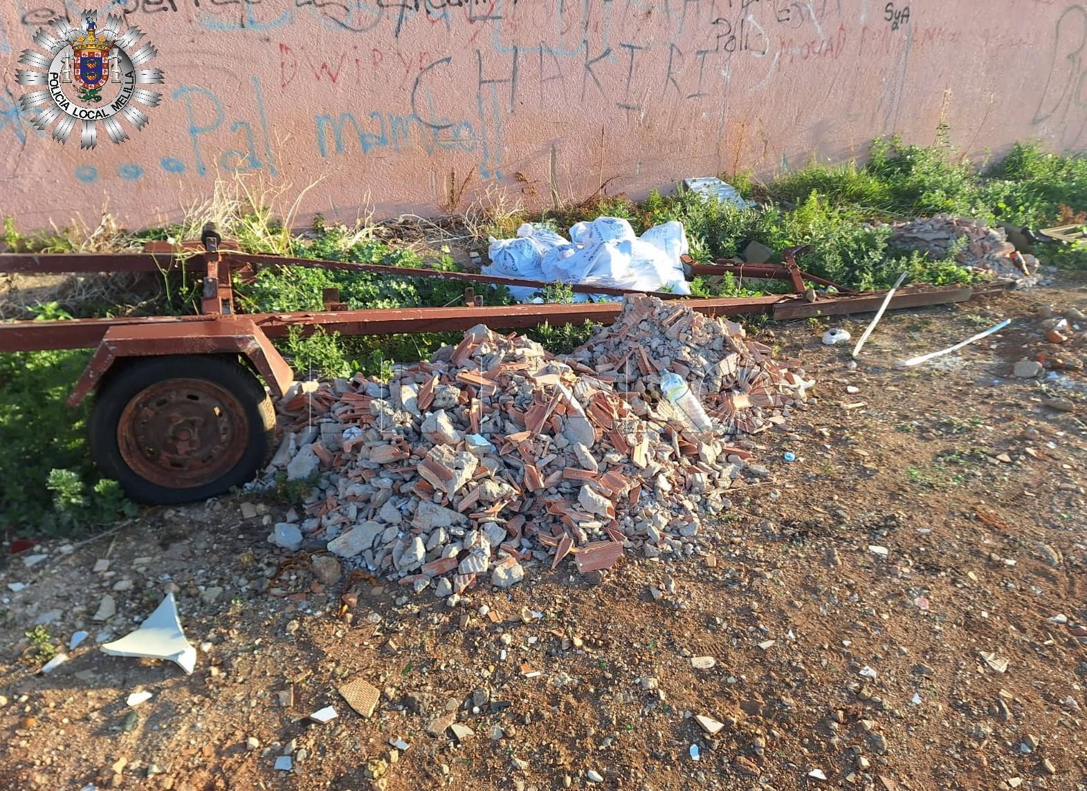 Denuncian a dos personas más por verter escombros en una zona rural de Melilla