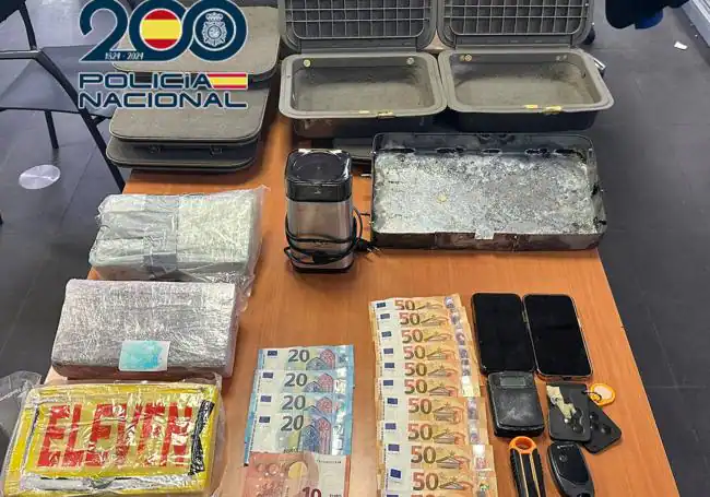 Requisas incautadas, dinero y cocaína.