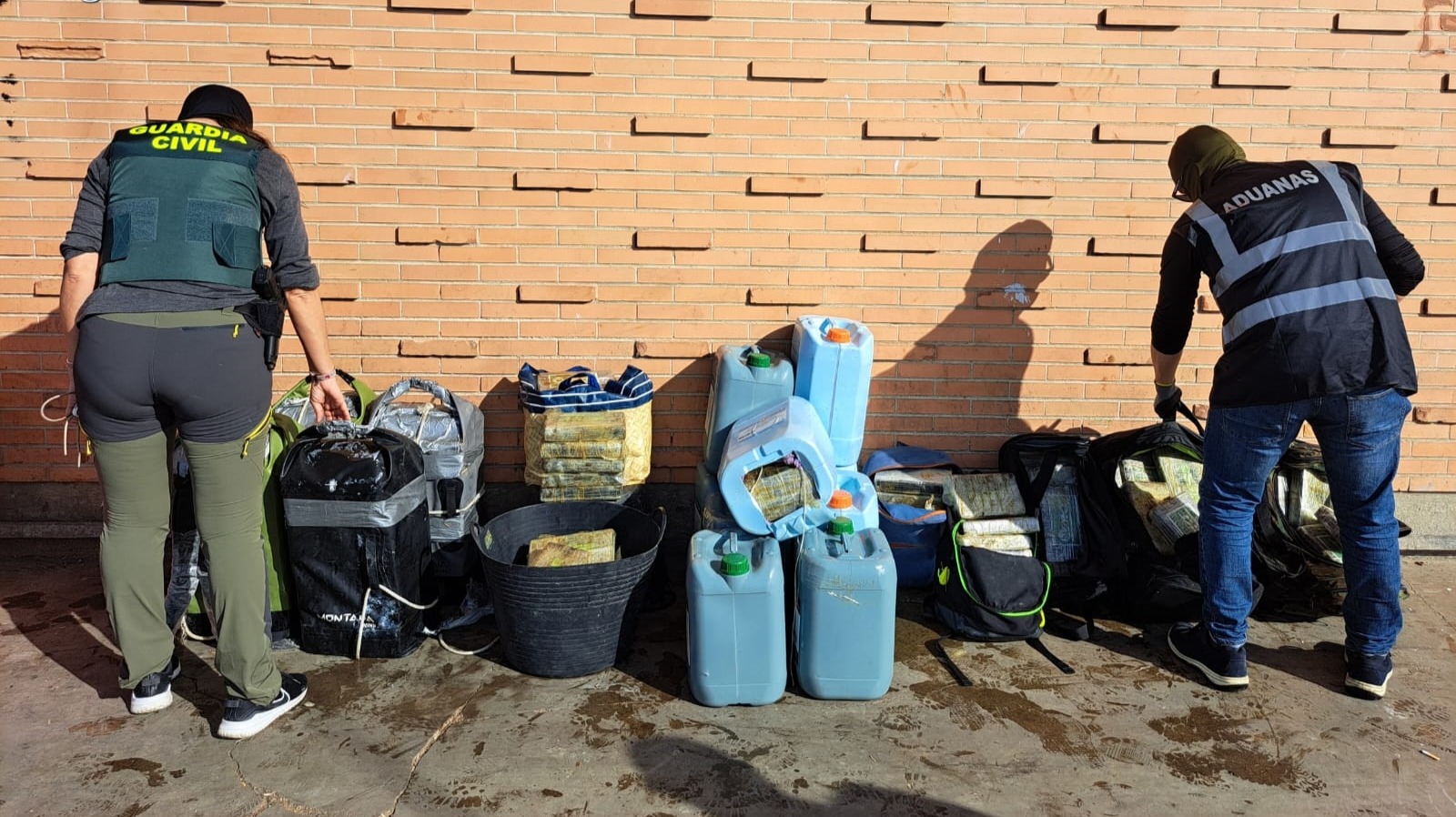 Isla Cristina: seis detenidos tras interceptar un pesquero y una narcolancha con 267 kilos de cocaína