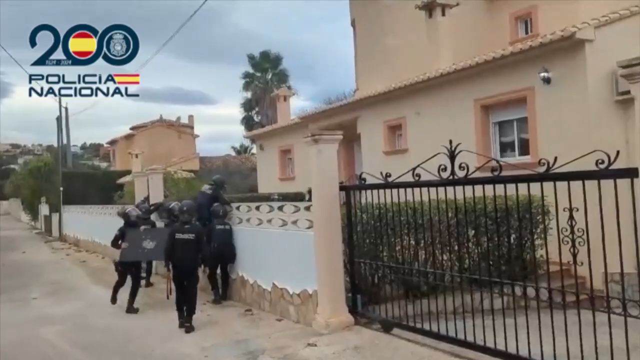 Así ha entrado la Policía en un chalet de Dénia que albergaba una plantación ilegal de marihuana | UPR Policía Nacional