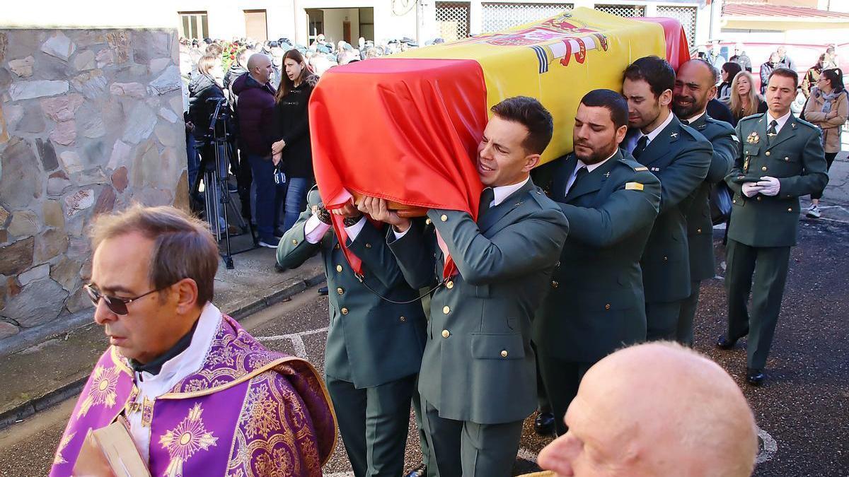 Entierro del guardia civil David Pérez Carracedo, fallecido en el puerto de Barbate, hoy en Nogarejas (León).