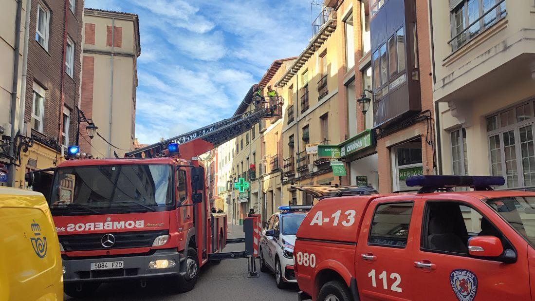 Bomberos y Policía actuando tras derrumbes en un edificio deshabitado en la calle La Rúa de León.