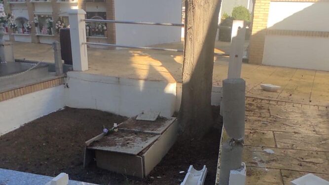 Destrozos en el cementerio de Pulianas por presuntos «ladrones» que robaron material y dañaron lápidas