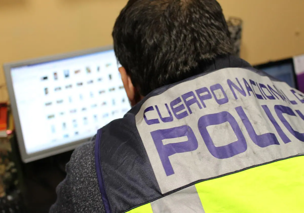 Un insulto en una red social permite a la Policía Nacional desmantelar una estafa en la venta de muebles en Valencia