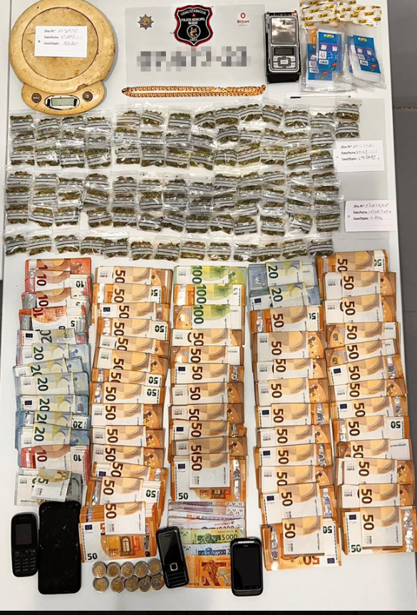 La Policía Municipal de Bilbao detiene a un varón por un delito de tráfico de drogas en el barrio de San Francisco